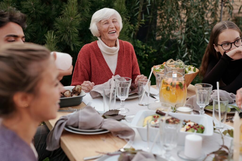 mensen aan tafel