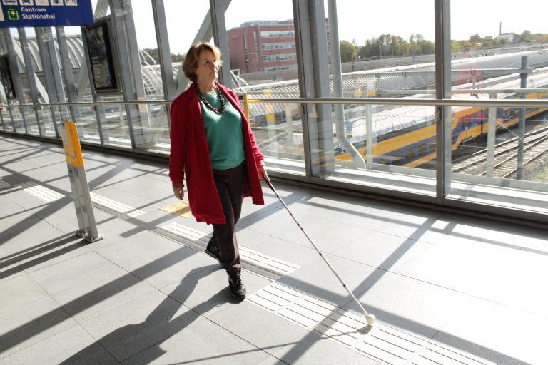 Blindfluencer Inge op het station