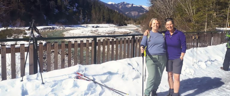 Inge aan de wandel in sneeuw