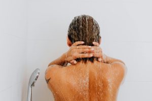 Blinde onder douche