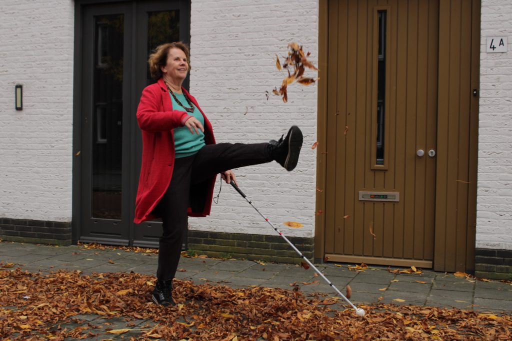 Blindfluencer Inge de Munnik in de herfst