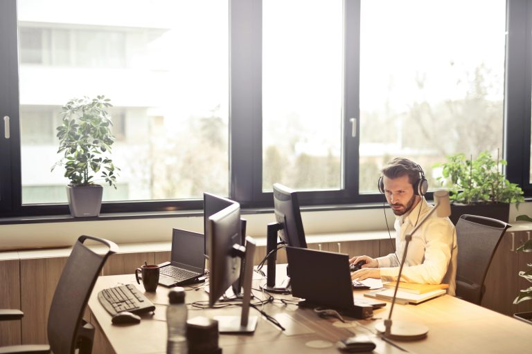 Computerende man op kantoor