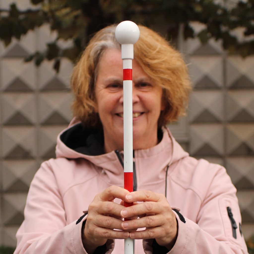 Inge de Munnik, trots met haar taststok
