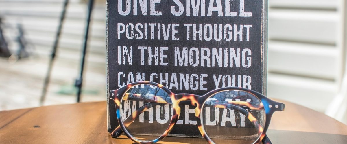 Bordje met positieve tekst en een bril erbij