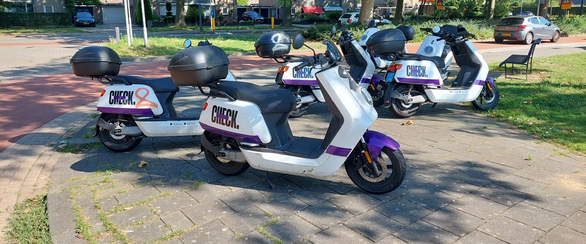 Deelscooters op de stoep